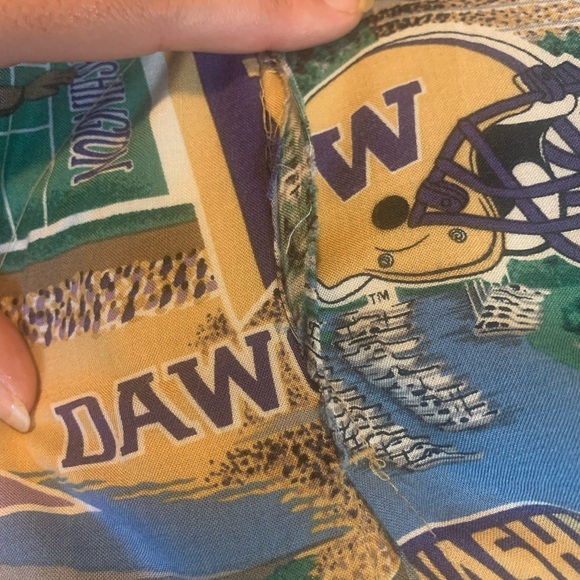 Reyn Spooner University of Washington College Football Hawaiian Shirt - Picture 7 of 7
